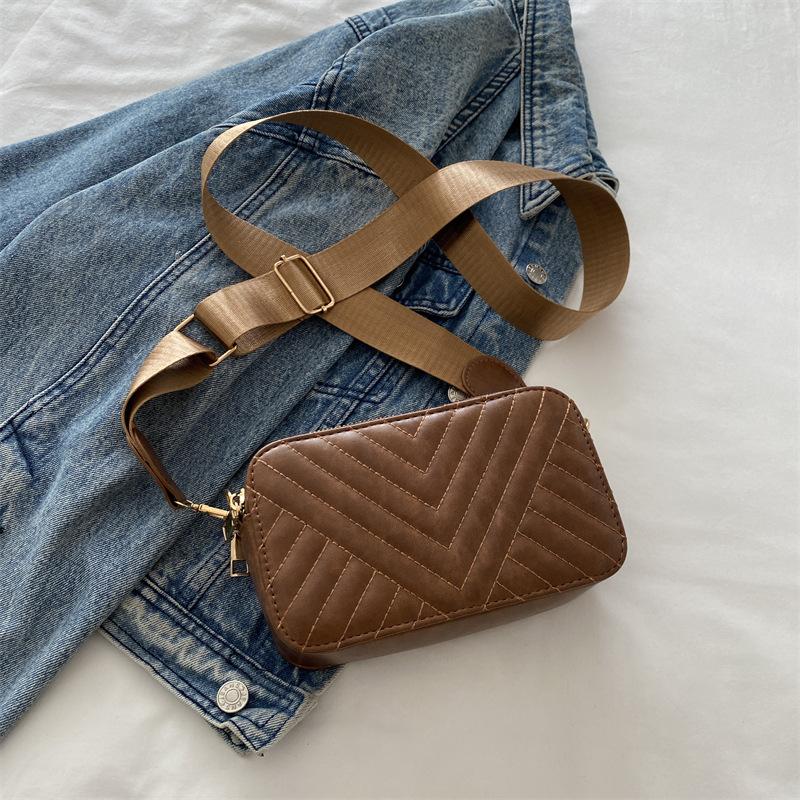 Сумка Женская 2025 Высокая Ценность Однотонная Широкий Плечевой Ремень Сумка Через Плечо Темпераментная Простая Маленькая Квадратная Сумка Женская коричневый