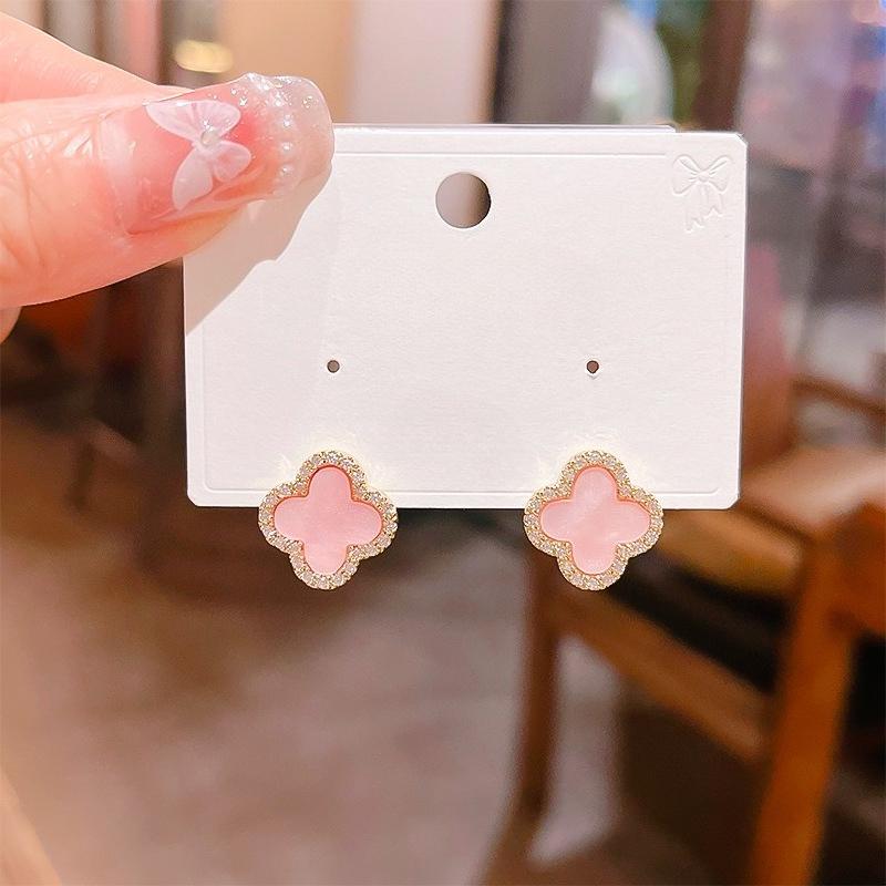 Trendy Four-leaf Clover Stud Earrings for Women - Chic Minimalist and Exquisitely Crafted
Trendy Four-leaf Clover Stud Earrings for Women - Chic Minimalist and Exquisitely Crafted