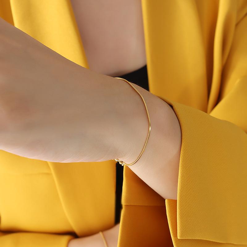 Минималистичный женский браслет-цепочка-змейка из титановой стали с покрытием из 18-каратного золота с уникальным дизайном
Минималистичный женский браслет-цепочка-змейка из титановой стали с покрытием из 18-каратного золота с уникальным дизайном