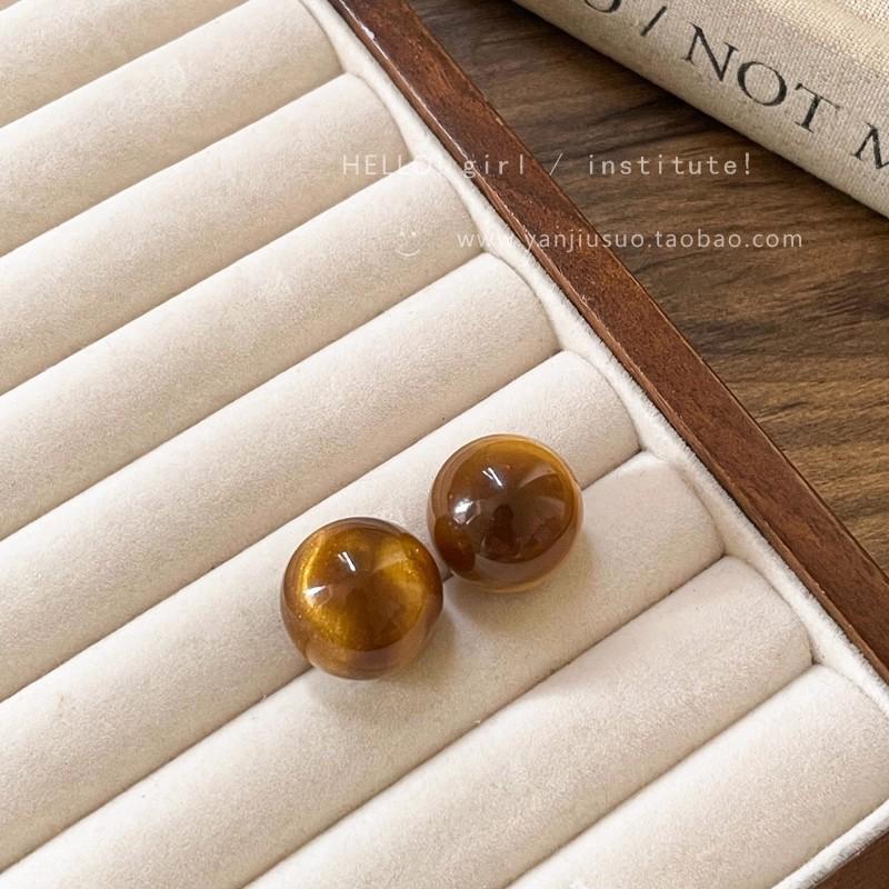 Maillard retro round stud earrings women s light luxury temperament high-end earrings autumn and winter niche unique exquisite ear jewelry
Maillard retro round stud earrings women s light luxury temperament high-end earrings autumn and winter niche unique exquisite ear jewelry