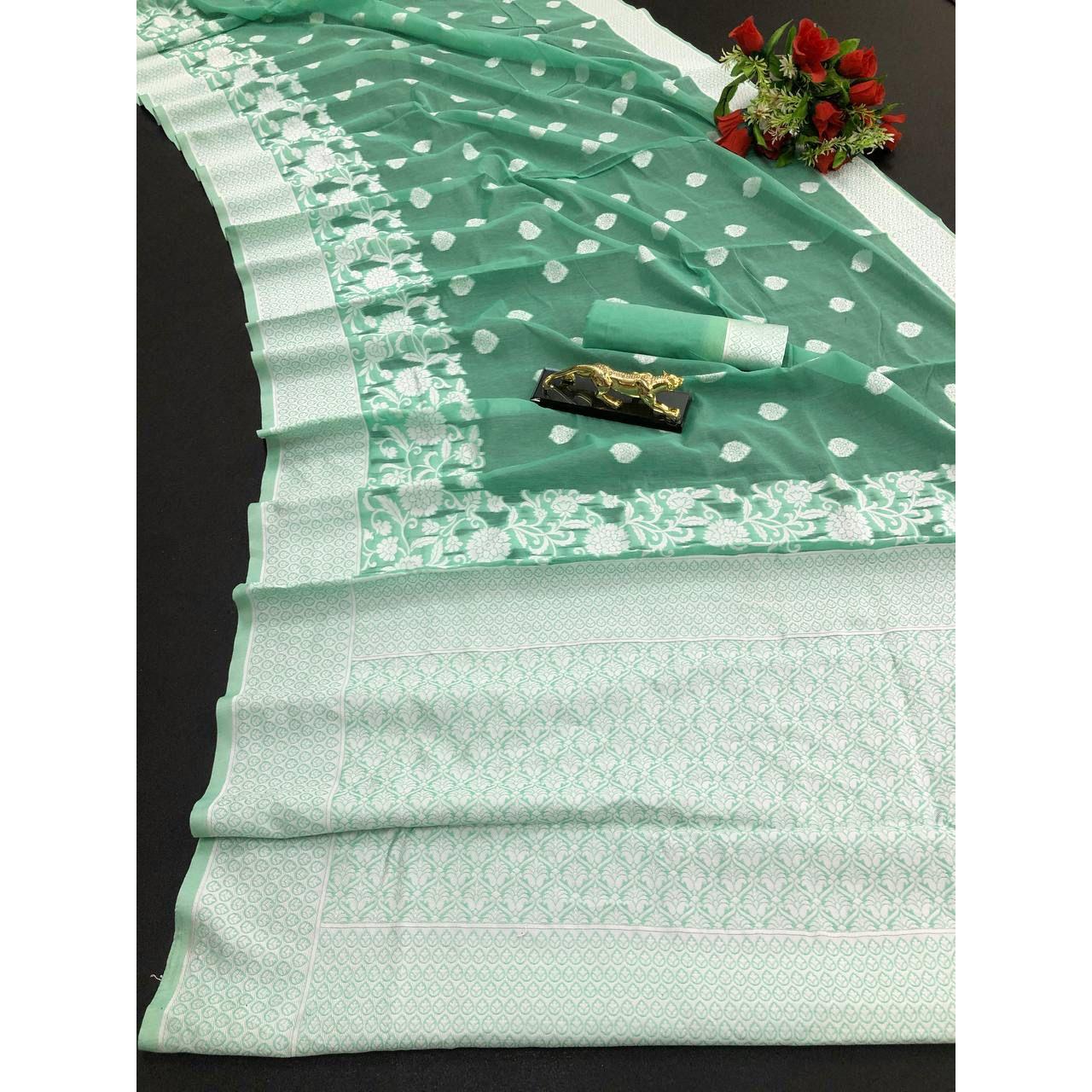 TUSSAR COTTAN SILK с плетением сари по всей поверхности с красивыми богатыми переплетениями паллу и красивыми серебряными зари.
TUSSAR COTTAN SILK с плетением сари по всей поверхности с красивыми богатыми переплетениями паллу и красивыми серебряными зари.