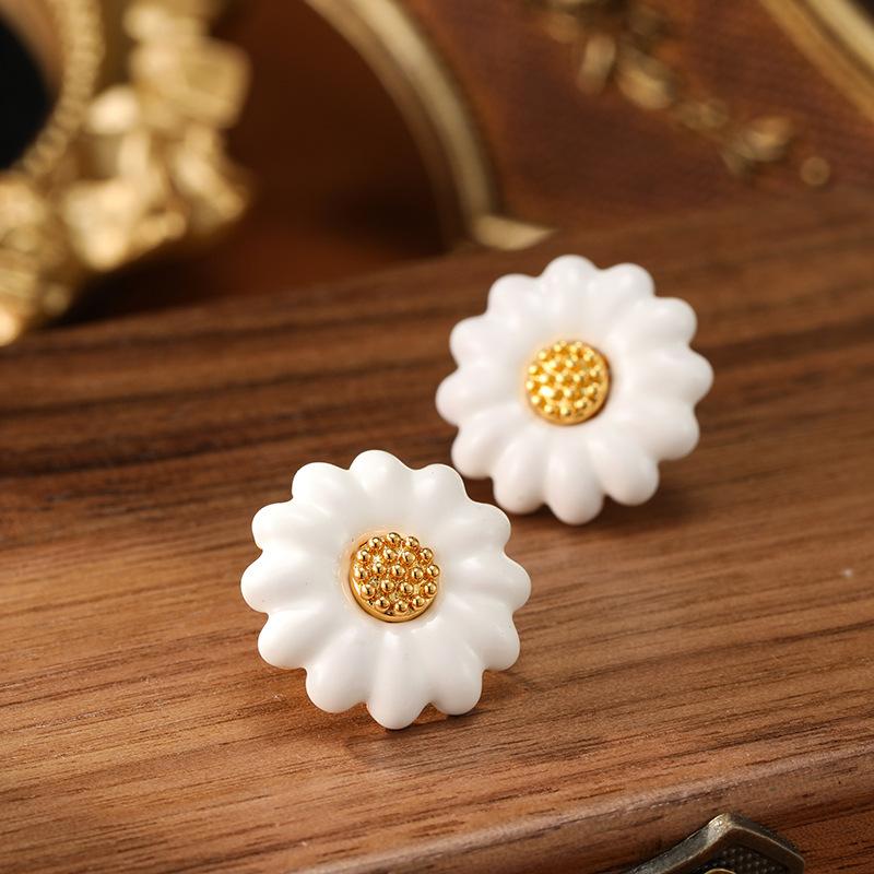 Women s Light Luxury Design Elegant Drop Oil Daisy Flower Earrings Fashionable And Versatile Niche Design Earrings
Women s Light Luxury Design Elegant Drop Oil Daisy Flower Earrings Fashionable And Versatile Niche Design Earrings