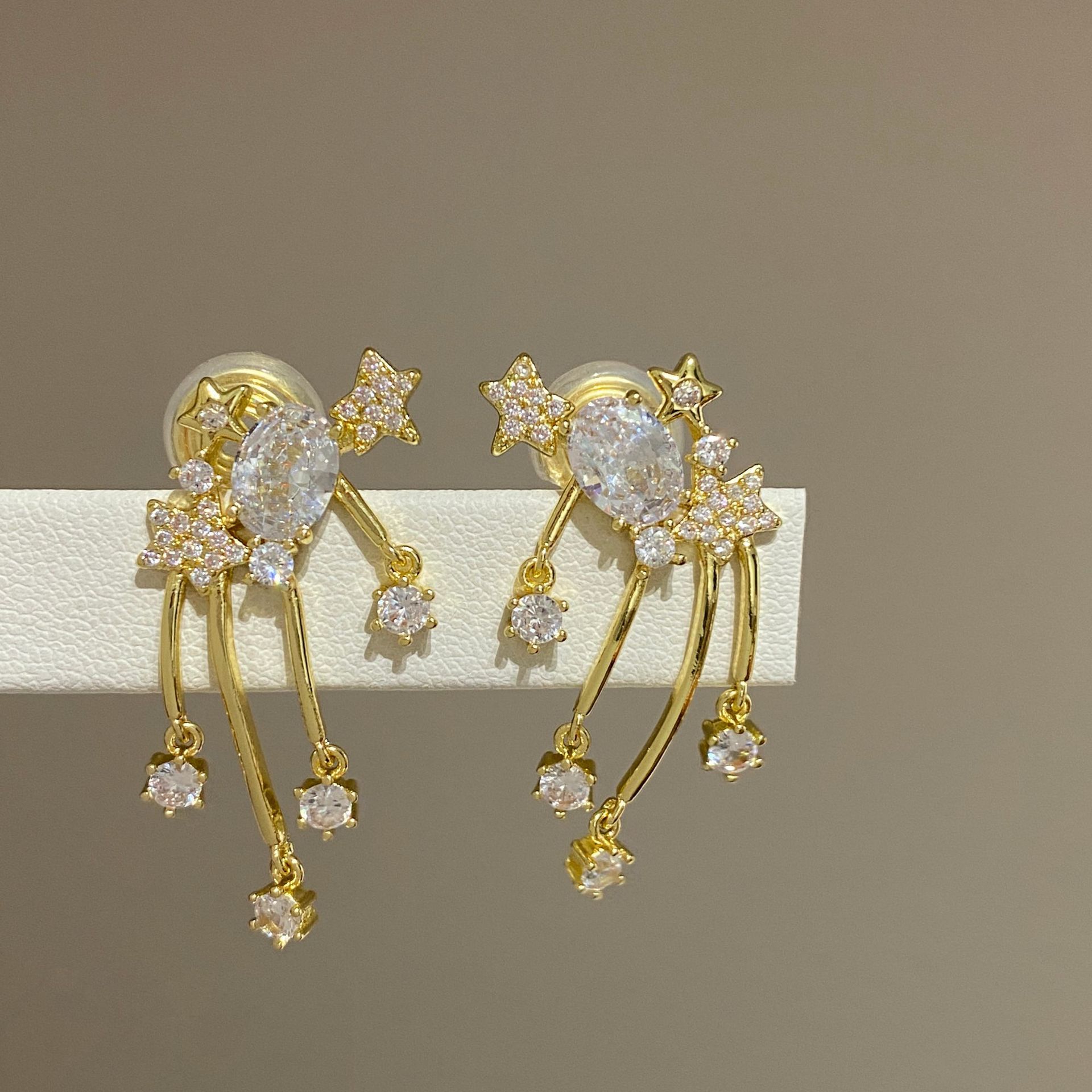 Super shining stars, fireworks ear clips, no ear holes, mosquito coil disc earrings, light luxury, high-end sense, design sense, zircon stud earrings.
Super shining stars, fireworks ear clips, no ear holes, mosquito coil disc earrings, light luxury, high-end sense, design sense, zircon stud earrings.