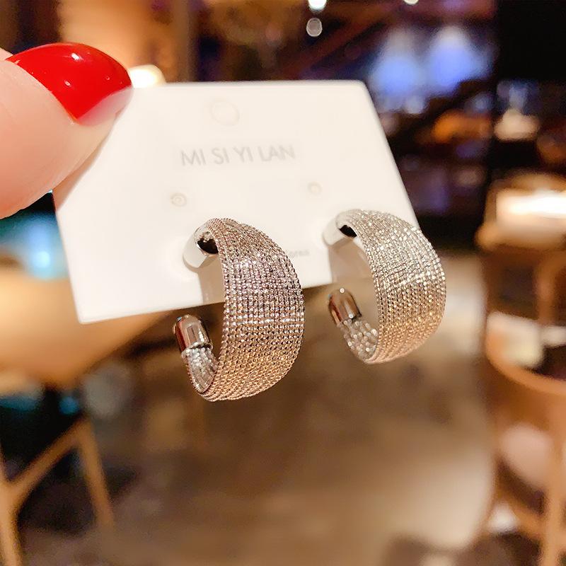 Exaggerated metal circle earrings women s personality light luxury earrings niche design stud earrings срібний
Exaggerated metal circle earrings women s personality light luxury earrings niche design stud earrings срібний