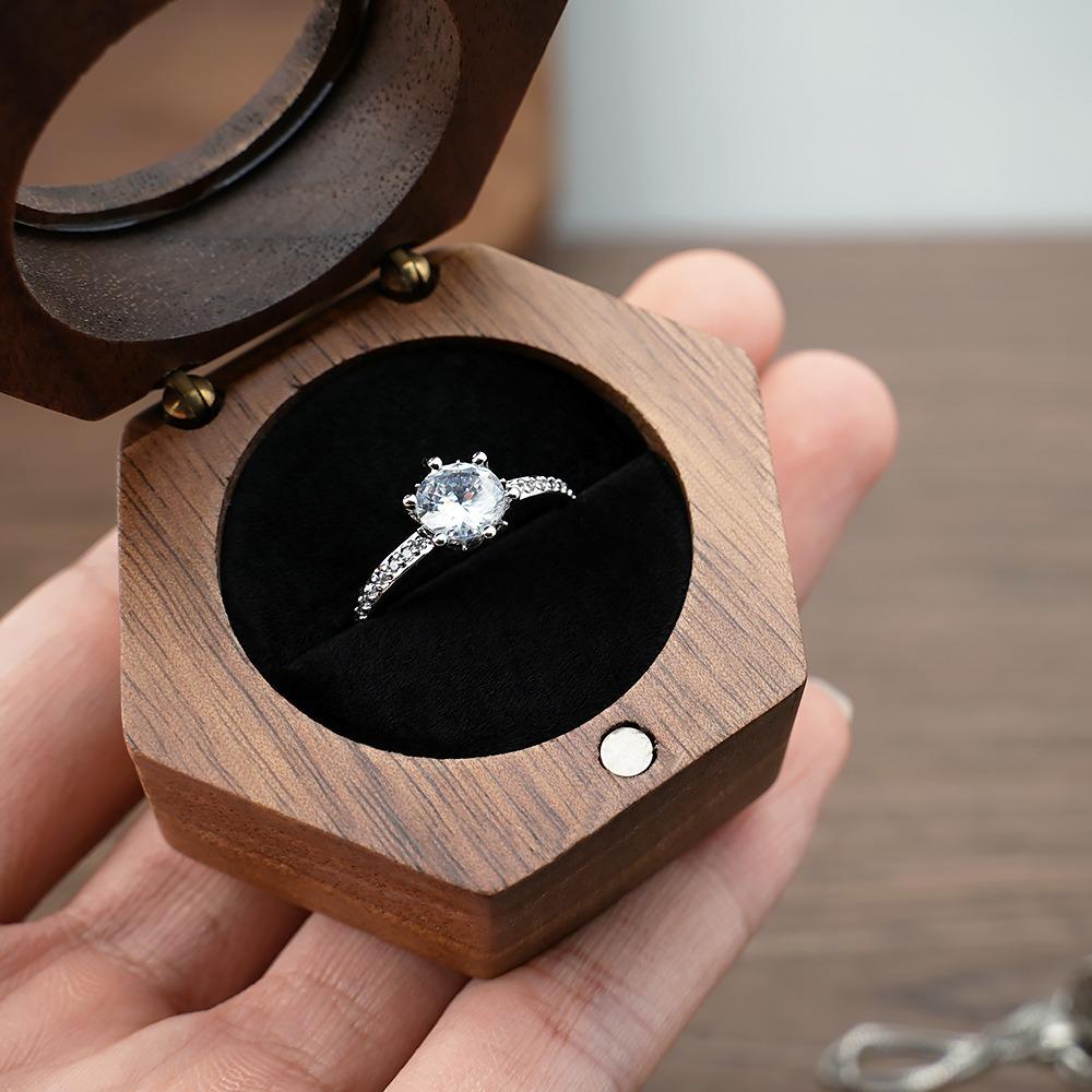 Transparent Window Jewelry Presentation Box Single Slots Ring Display Holder Propose чорний
Transparent Window Jewelry Presentation Box Single Slots Ring Display Holder Propose чорний