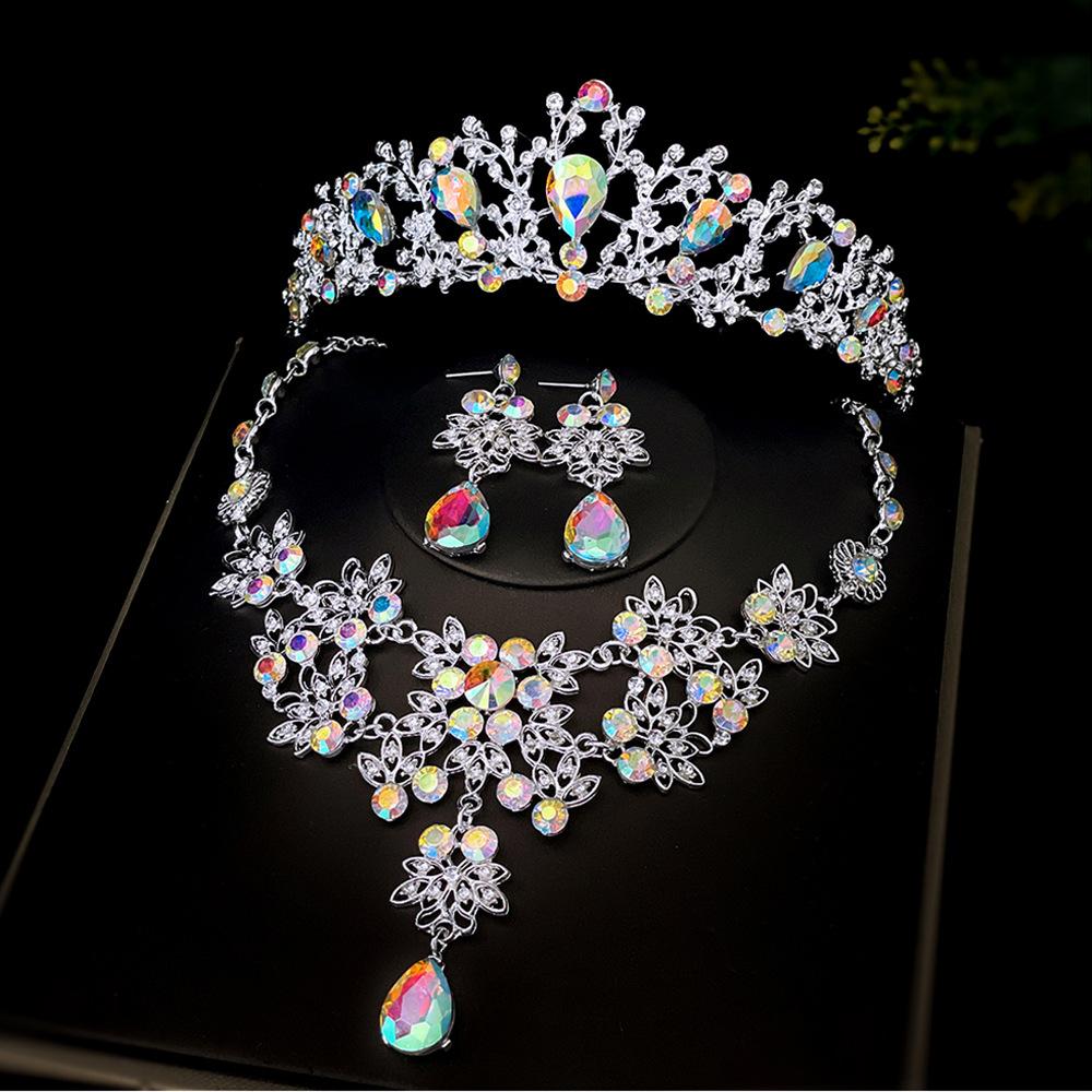 Набор из трех предметов: свадебная корона-диадема со стразами серебристого цвета, ожерелье и украшение для волос
Набор из трех предметов: свадебная корона-диадема со стразами серебристого цвета, ожерелье и украшение для волос