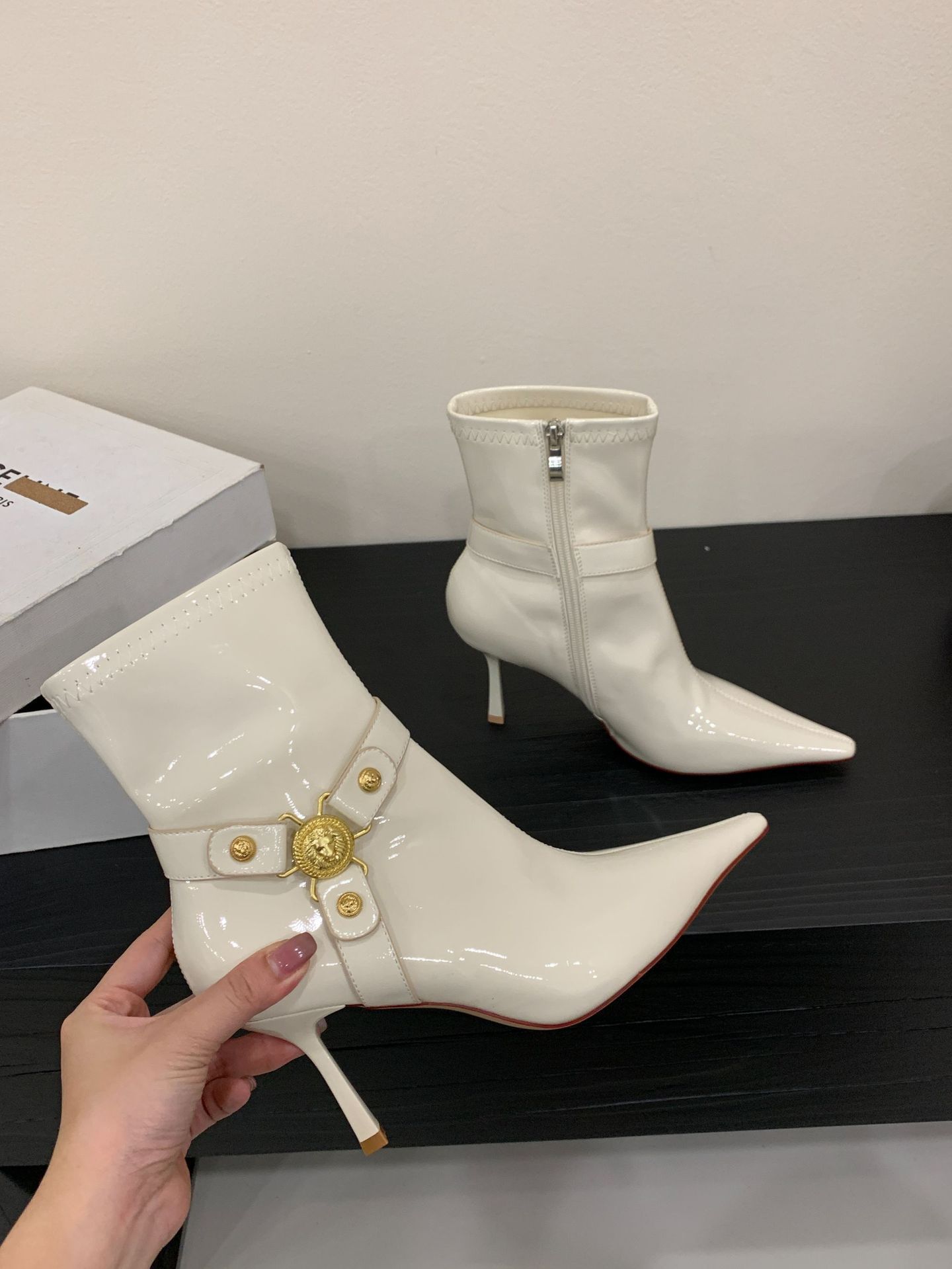 2025 autumn new pointed-toed stiletto temperament thin French fashion sexy patent leather metal belt buckle short boots 35
2025 autumn new pointed-toed stiletto temperament thin French fashion sexy patent leather metal belt buckle short boots 35