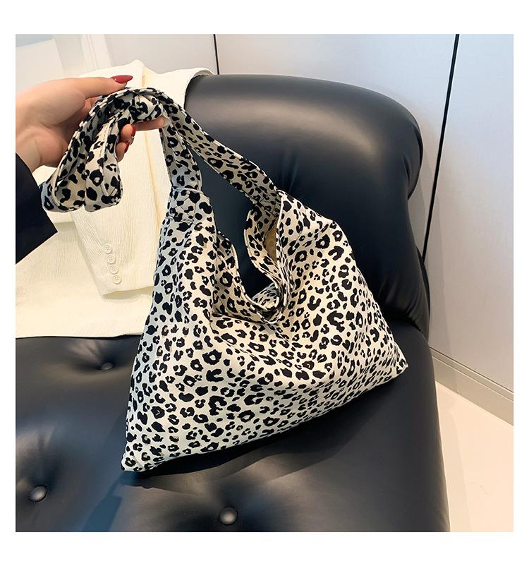 Internet celebrity large capacity fashion foreign style leisure bag 2024 spring new versatile ins shoulder armpit bag tote bag
Internet celebrity large capacity fashion foreign style leisure bag 2024 spring new versatile ins shoulder armpit bag tote bag