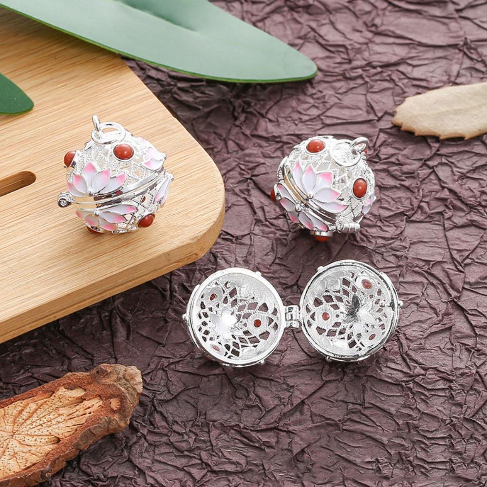 3Pcs Lotus Flower Enamel Box Pendant Hollow out Jewelry DIY Making Charms Car Accessories срібний/світло-рожевий колір
3Pcs Lotus Flower Enamel Box Pendant Hollow out Jewelry DIY Making Charms Car Accessories срібний/світло-рожевий колір