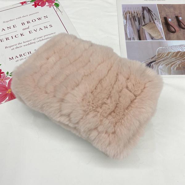 Шарф из кроличьего меха женский зимний теплый вязаный утеплитель для шеи модный стильный шарф-кольцо One Size
Шарф из кроличьего меха женский зимний теплый вязаный утеплитель для шеи модный стильный шарф-кольцо One Size