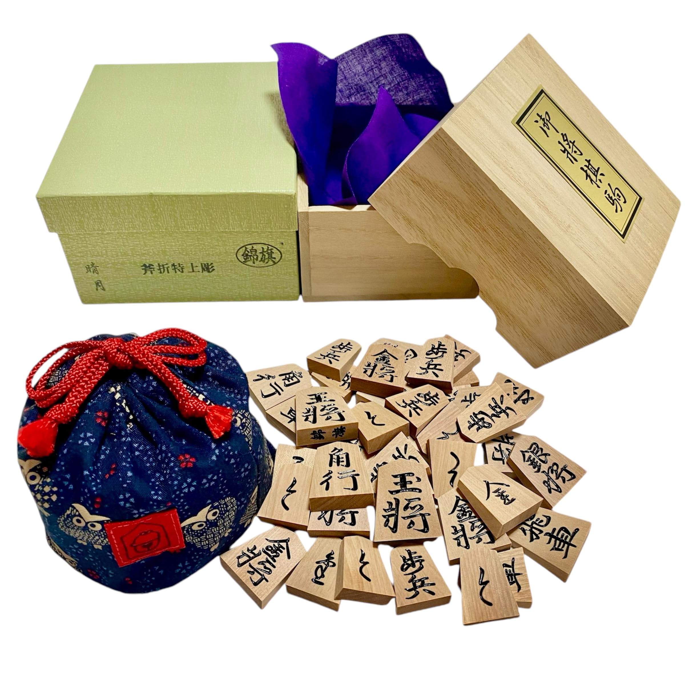 Tendo special carved shogi pieces by with a broken axe and a brocade and an original Suzukado piece Seigetsu, (Onoore) flag, bag.
Tendo special carved shogi pieces by with a broken axe and a brocade and an original Suzukado piece Seigetsu, (Onoore) flag, bag.