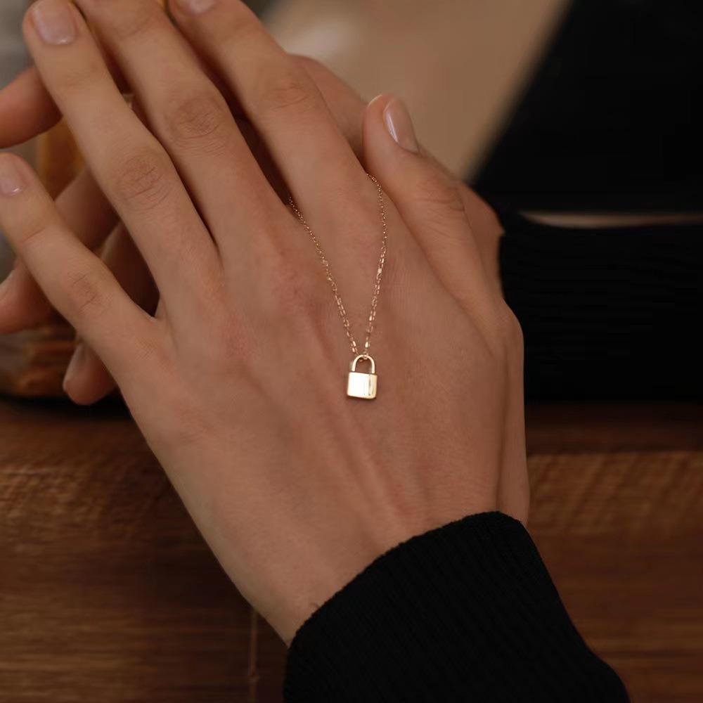14K Gold-Plated S925 Sterling Silver Small Lock Necklace - Women s Light Luxury Clavicle Chain, French-Inspired Versatile Design 14K Gold
14K Gold-Plated S925 Sterling Silver Small Lock Necklace - Women s Light Luxury Clavicle Chain, French-Inspired Versatile Design 14K Gold