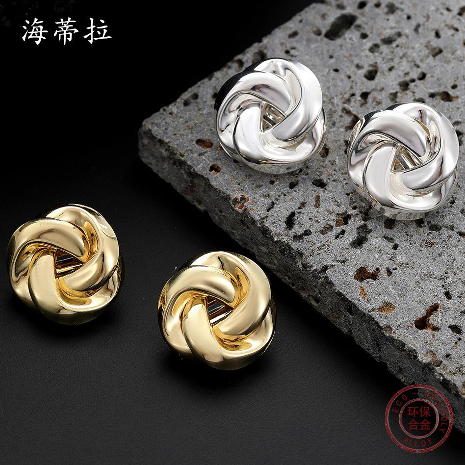 Stylish rose alloy ear clips, simple temperament plum blossom gold-plated women s earrings
Stylish rose alloy ear clips, simple temperament plum blossom gold-plated women s earrings