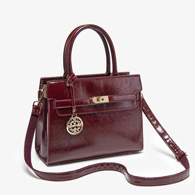 Light Luxury Gifts For Mother, Large-Capacity Oil Wax Pattern Bag, Female Commuting Mother Bag In Mother-In-Law Bag
Light Luxury Gifts For Mother, Large-Capacity Oil Wax Pattern Bag, Female Commuting Mother Bag In Mother-In-Law Bag