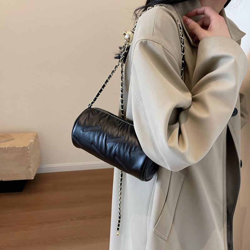 2025 new fashion trend high-end women s bags shoulder messenger bags large-capacity textured bags 21*11*11
2025 new fashion trend high-end women s bags shoulder messenger bags large-capacity textured bags 21*11*11