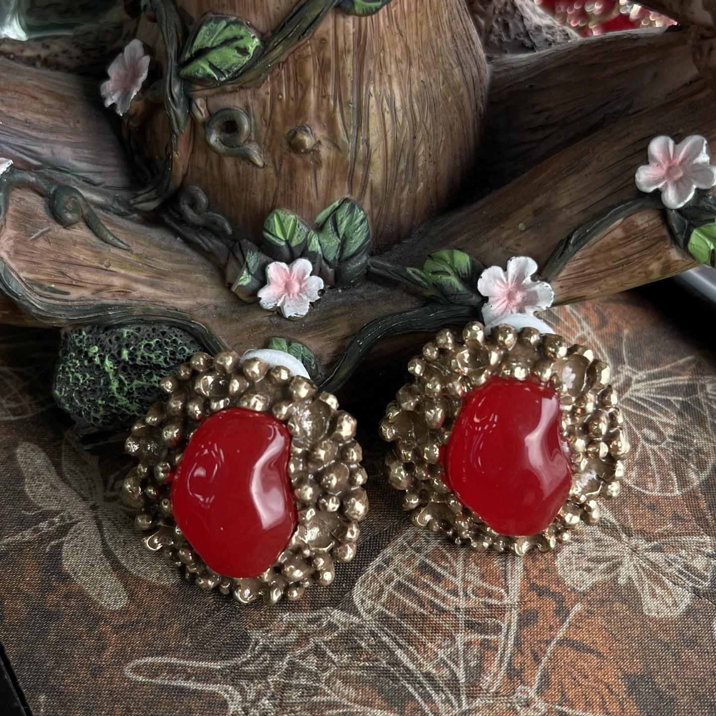 Vintage light luxury niche personality beautiful cute antique retro gold jelly glazed stud earrings Earrings красный
Vintage light luxury niche personality beautiful cute antique retro gold jelly glazed stud earrings Earrings красный
