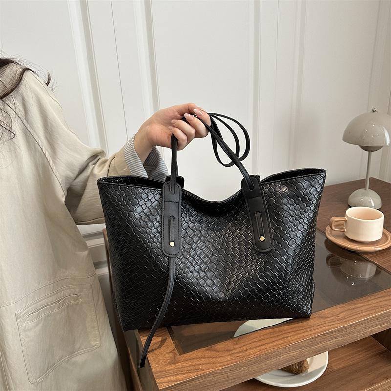 Корейская версия ins большая вместимость универсальная новая модная сумка-тоут женская личность повседневный тренд однотонная сумка на плечо чёрный
Корейская версия ins большая вместимость универсальная новая модная сумка-тоут женская личность повседневный тренд однотонная сумка на плечо чёрный