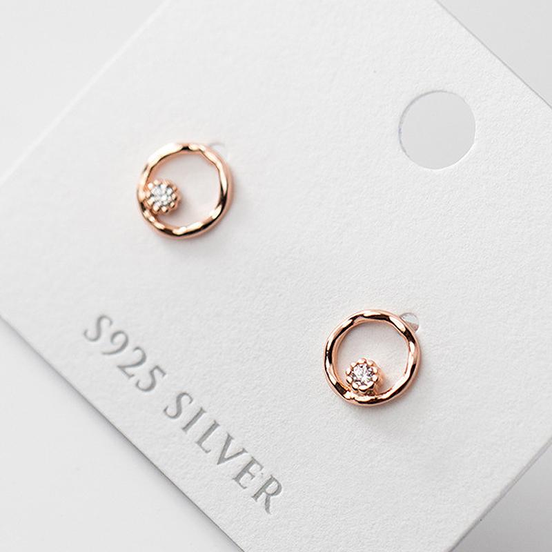 Exquisite 925 Silver Round Stud Earrings Simple Hollow Round Zirconia Jewelry Fashion Sweet Girls Gift Party Gift рожевий колір золота
Exquisite 925 Silver Round Stud Earrings Simple Hollow Round Zirconia Jewelry Fashion Sweet Girls Gift Party Gift рожевий колір золота