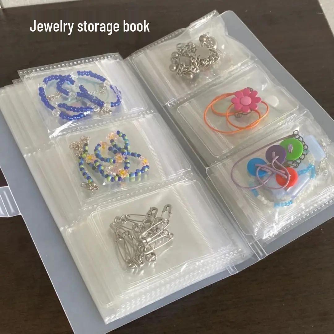 Эксклюзив для новичков: Альбом для хранения украшений и заколок из ПВХ высокой прозрачности с перекидными страницами и кармашками 80-slot with buckle
Эксклюзив для новичков: Альбом для хранения украшений и заколок из ПВХ высокой прозрачности с перекидными страницами и кармашками 80-slot with buckle