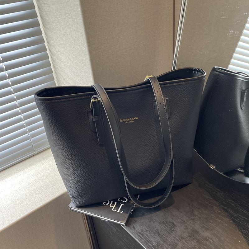 Commuter to work large-capacity bag women s 2024 new high-end versatile shoulder bag popular texture tote bag чёрный
Commuter to work large-capacity bag women s 2024 new high-end versatile shoulder bag popular texture tote bag чёрный