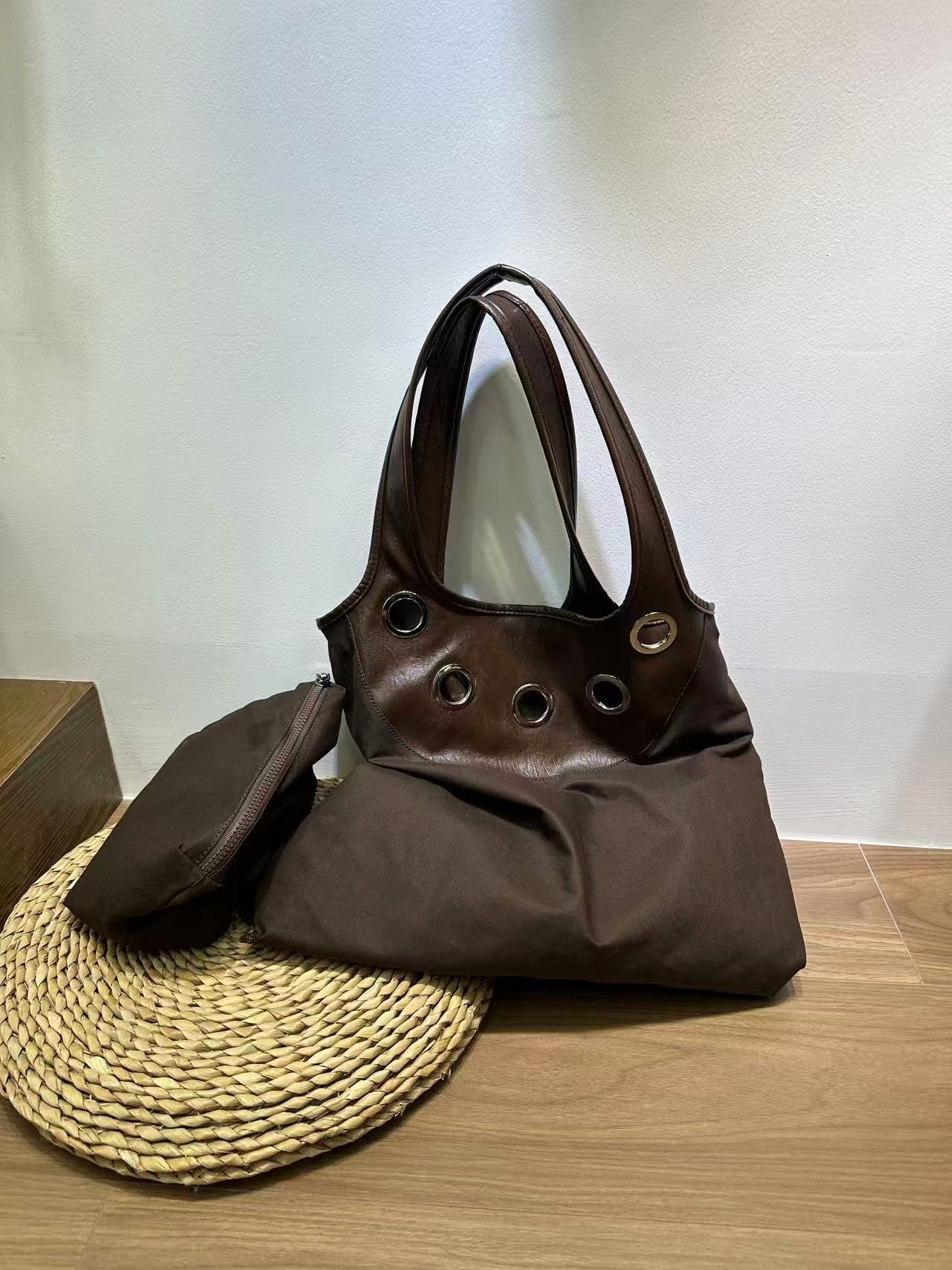 NEW Street Style Motorcycle Rivet Single Shoulder Armpit Bag Leather Simple Retro Large Capacity Women s Tote Bag темно-коричневого кольору
NEW Street Style Motorcycle Rivet Single Shoulder Armpit Bag Leather Simple Retro Large Capacity Women s Tote Bag темно-коричневого кольору