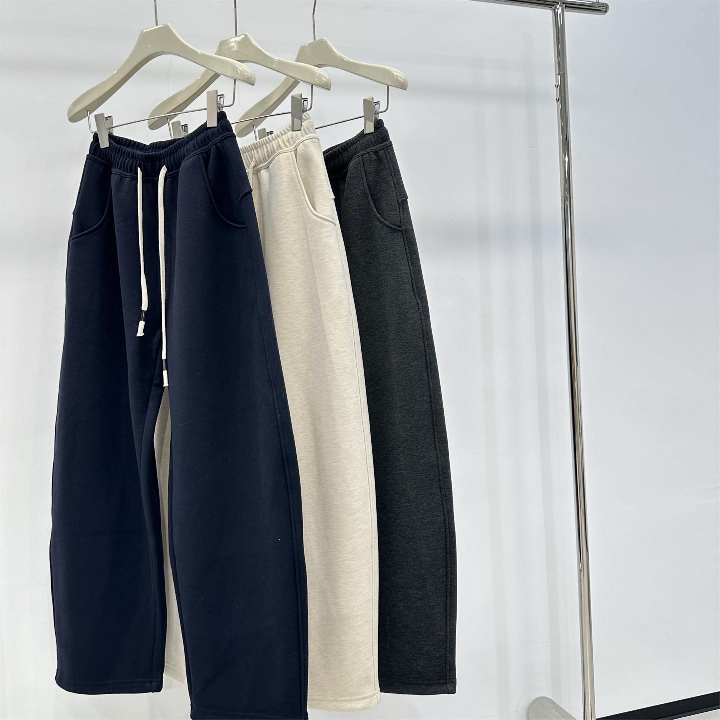Women s Off-White Curved Leg Winter Pants: Soft, Thick, Elastic Waist, Drawstring, Loose Fit, Wide Leg. Extra Large темно-синього кольору
Women s Off-White Curved Leg Winter Pants: Soft, Thick, Elastic Waist, Drawstring, Loose Fit, Wide Leg. Extra Large темно-синього кольору
