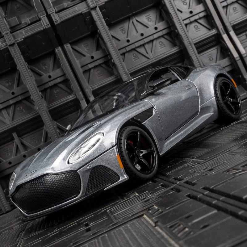 Игрушечная машинка Aston Martin DBS из сплава со звуком и светом, инерционный механизм
Игрушечная машинка Aston Martin DBS из сплава со звуком и светом, инерционный механизм