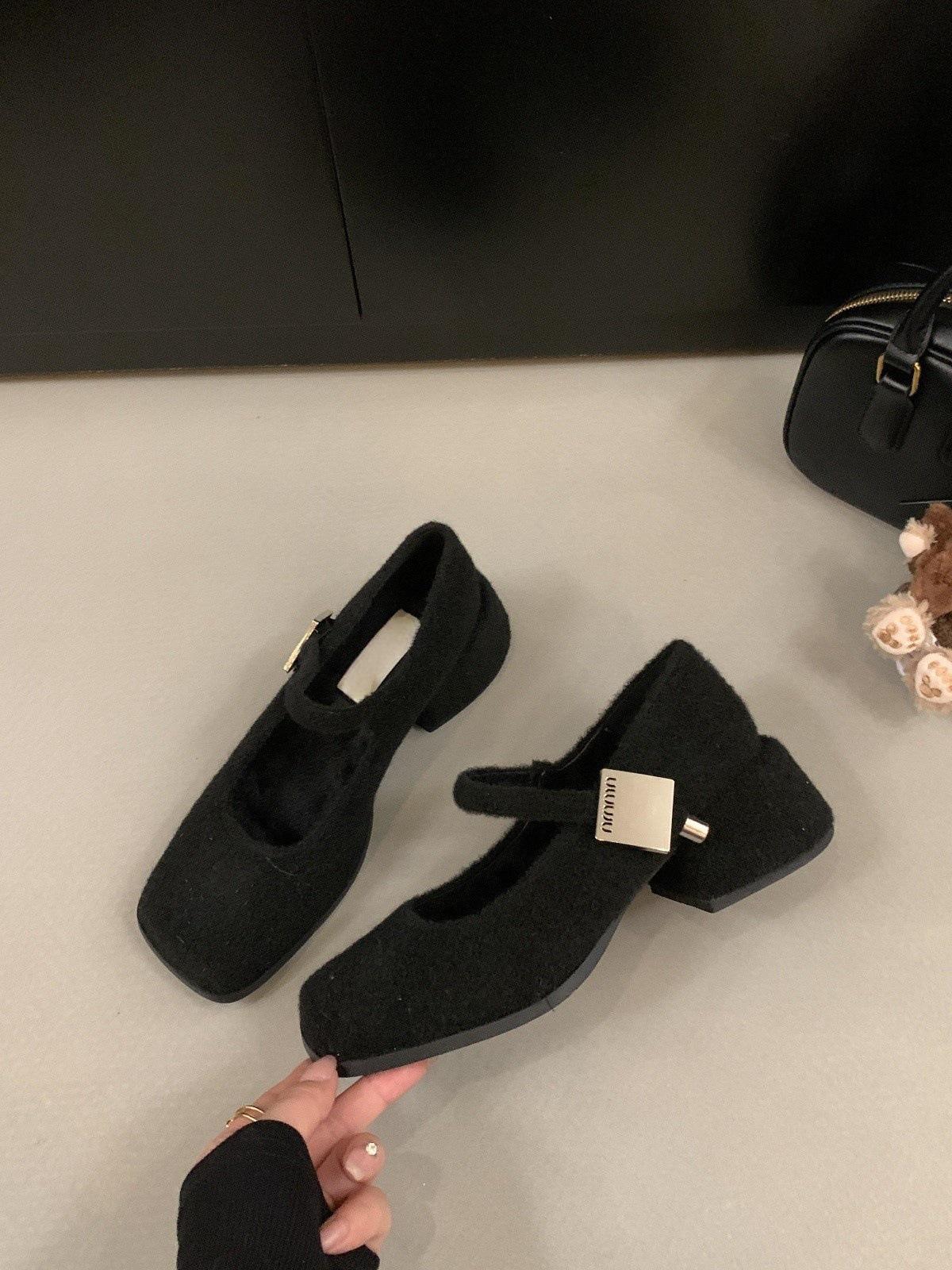 Туфли-лодочки из французского бархата на толстом каблуке, женские, осень и зима, однословная пряжка с ретро-квадратным носком и легким ртом, туфли Мэри Джейн 40 чёрный
Туфли-лодочки из французского бархата на толстом каблуке, женские, осень и зима, однословная пряжка с ретро-квадратным носком и легким ртом, туфли Мэри Джейн 40 чёрный