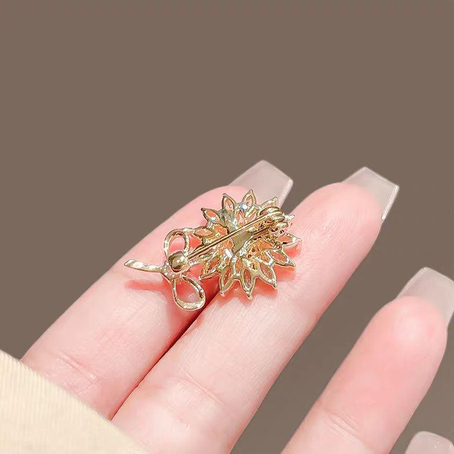 Fashion sunflower brooch high-end niche design women s anti-light cute small corsage suit coat with accessories
Fashion sunflower brooch high-end niche design women s anti-light cute small corsage suit coat with accessories
