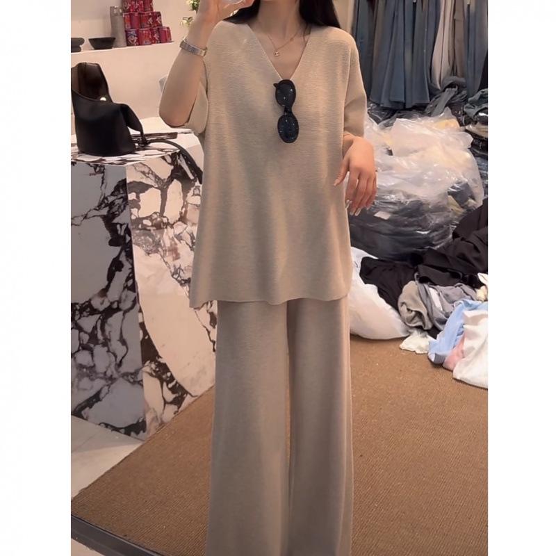 European Style Women s V-Neck Knit Suit - Casual and Comfortable Short Sleeve Top with Wide-Leg Pants for Summer Commutes Large
European Style Women s V-Neck Knit Suit - Casual and Comfortable Short Sleeve Top with Wide-Leg Pants for Summer Commutes Large