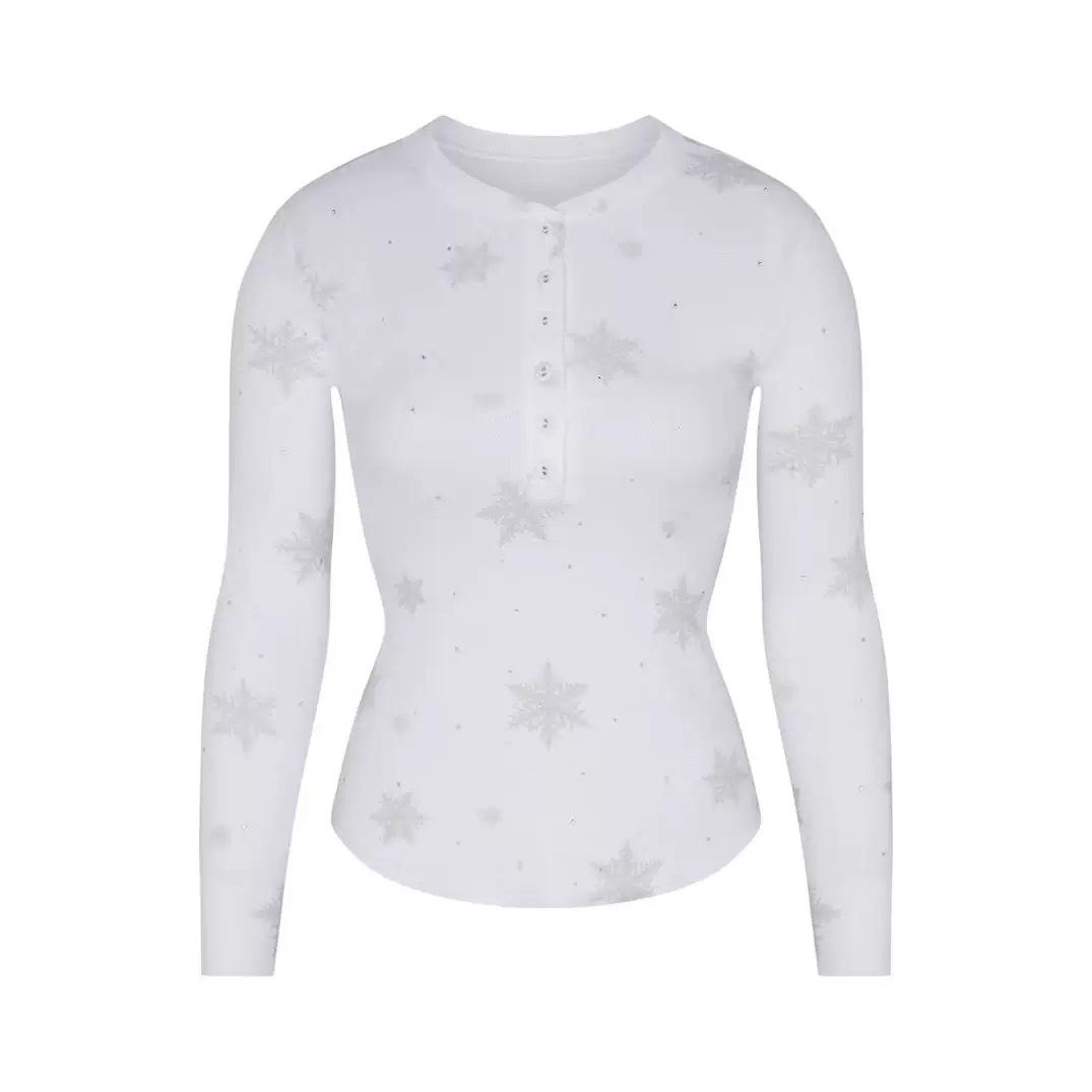 Kardashian Snowflake Pattern Round Neck T-shirt & Slim-fit Shorts Set for Women Small
Kardashian Snowflake Pattern Round Neck T-shirt & Slim-fit Shorts Set for Women Small