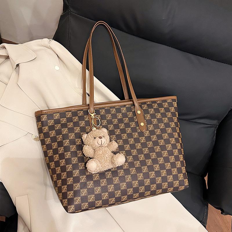 2 Winter new temperament commuter underarm tote bag niche design fashionable portable shoulder bag Without pendant
2 Winter new temperament commuter underarm tote bag niche design fashionable portable shoulder bag Without pendant