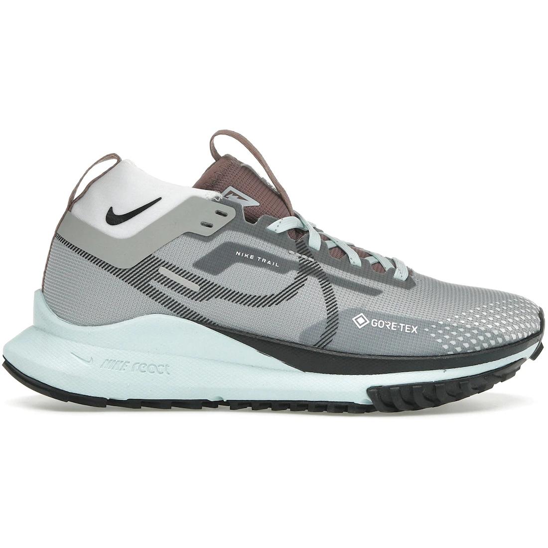 Sneaker Nike React Pegasus Trail 4 Gore-Tex Light Smoke Grey Glacier Blue Football Grey Black (Women s)(DJ7929-005) 35.5
Sneaker Nike React Pegasus Trail 4 Gore-Tex Light Smoke Grey Glacier Blue Football Grey Black (Women s)(DJ7929-005) 35.5