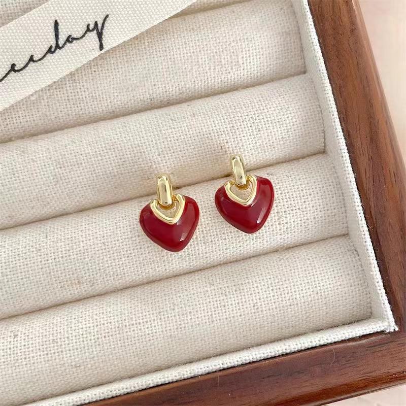 Элегантные французские ретро-серьги-подвески Love с эмалью для женщин — нишевый дизайн, легкая роскошь, универсальный стиль oil dripping heart красный
Элегантные французские ретро-серьги-подвески Love с эмалью для женщин — нишевый дизайн, легкая роскошь, универсальный стиль oil dripping heart красный