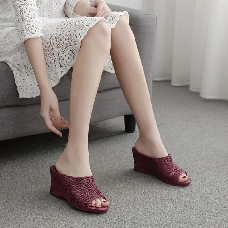 Vkwwhy High Heel Platform Hollow Jelly Slippers Women s Non Slip Plastic Wedge Sandals Fashion Outdoor Wear Thick Soles 40EU/CN41 червоний
Vkwwhy High Heel Platform Hollow Jelly Slippers Women s Non Slip Plastic Wedge Sandals Fashion Outdoor Wear Thick Soles 40EU/CN41 червоний
