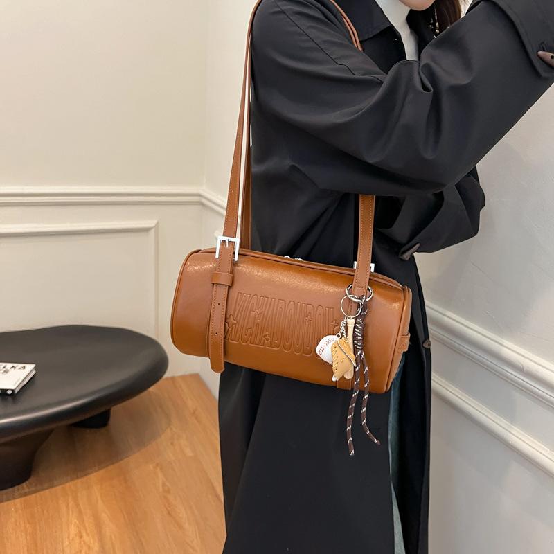 Retro letter underarm bag women s 2025 new winter fashion simple pillow bag versatile shoulder commuter bag 28*14*14
Retro letter underarm bag women s 2025 new winter fashion simple pillow bag versatile shoulder commuter bag 28*14*14