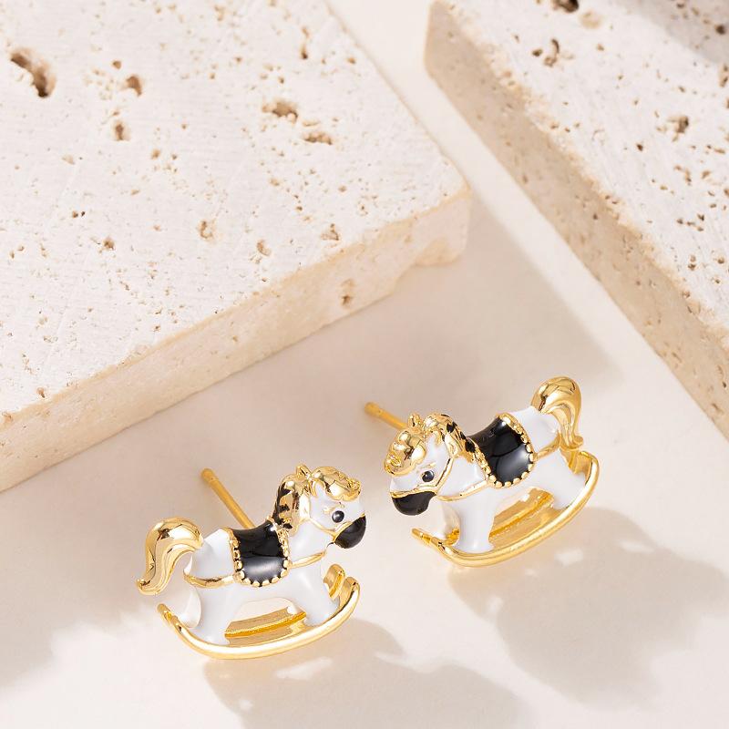 Fashion exquisite oil drop enamel color cute cartoon Trojan horse stud earrings light luxury temperament high-end earrings
Fashion exquisite oil drop enamel color cute cartoon Trojan horse stud earrings light luxury temperament high-end earrings