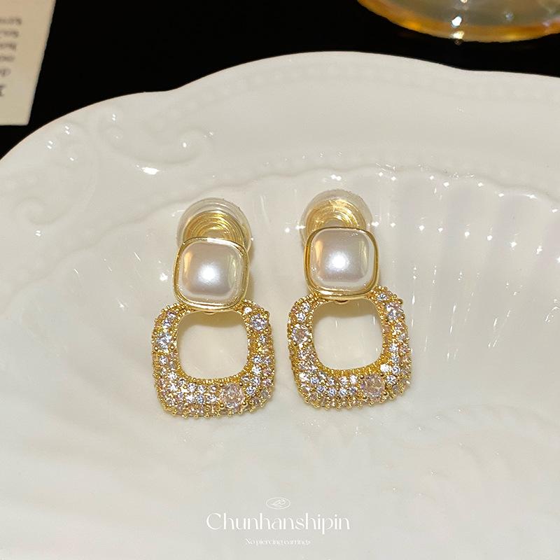 Explosive full of zirconium square pearl stud earrings, high-end high-end earless ear clips, mosquito coil discs, fashionable light luxury earrings
Explosive full of zirconium square pearl stud earrings, high-end high-end earless ear clips, mosquito coil discs, fashionable light luxury earrings