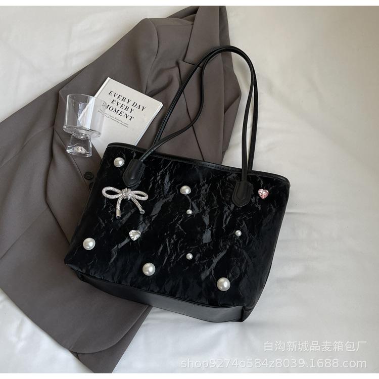 Bow pearl tote bag women s bag 2025 new fashion and leisure commuter large bag large capacity women s shoulder bag
Bow pearl tote bag women s bag 2025 new fashion and leisure commuter large bag large capacity women s shoulder bag