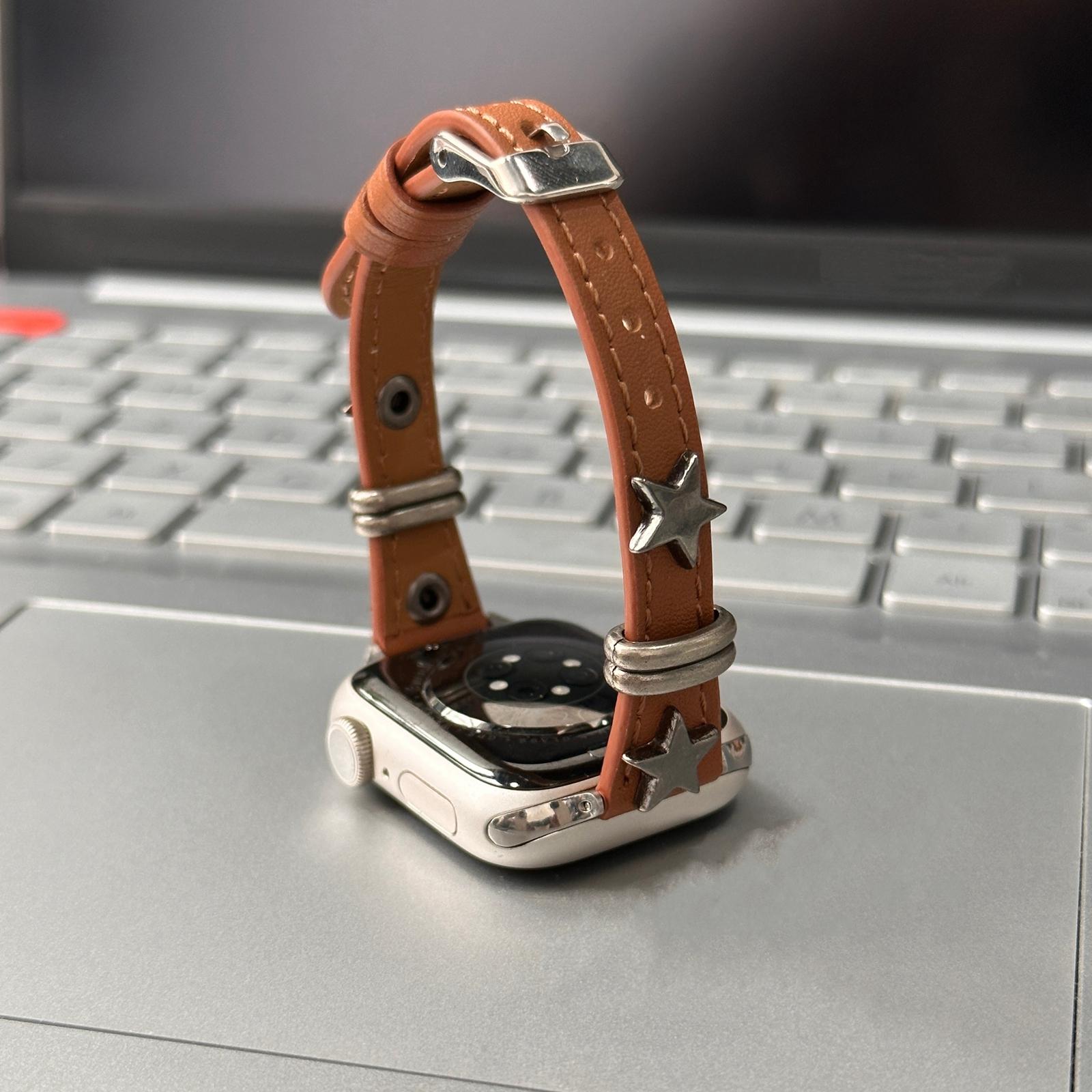 Star Leather loop metal link For Apple Watch band women Series Ultra 10/9/8/7/6 38mm 40mm 41mm 42mm 44mm 45mm 46mm Strap 42mm44mm45mm46mm49mm коричневий
Star Leather loop metal link For Apple Watch band women Series Ultra 10/9/8/7/6 38mm 40mm 41mm 42mm 44mm 45mm 46mm Strap 42mm44mm45mm46mm49mm коричневий