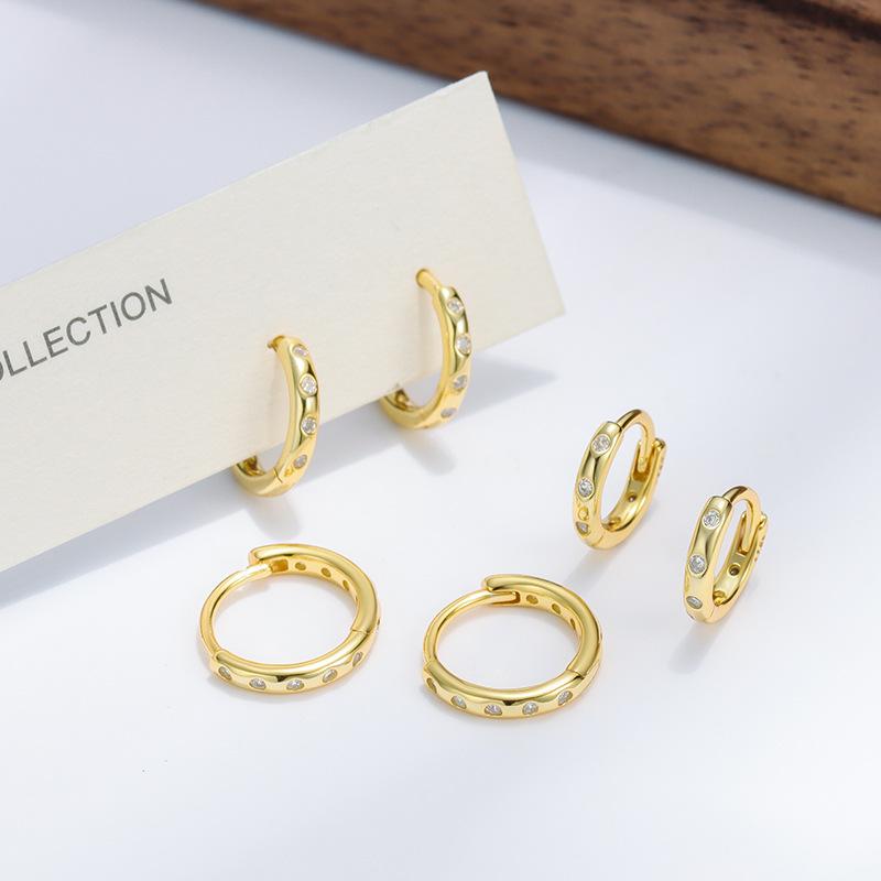 S925 Sterling Silver Simple Inlaid Zircon Geometric Earrings for Women s Fashion Classic Electroplated 18K Gold Earrings 6MM золотий
S925 Sterling Silver Simple Inlaid Zircon Geometric Earrings for Women s Fashion Classic Electroplated 18K Gold Earrings 6MM золотий