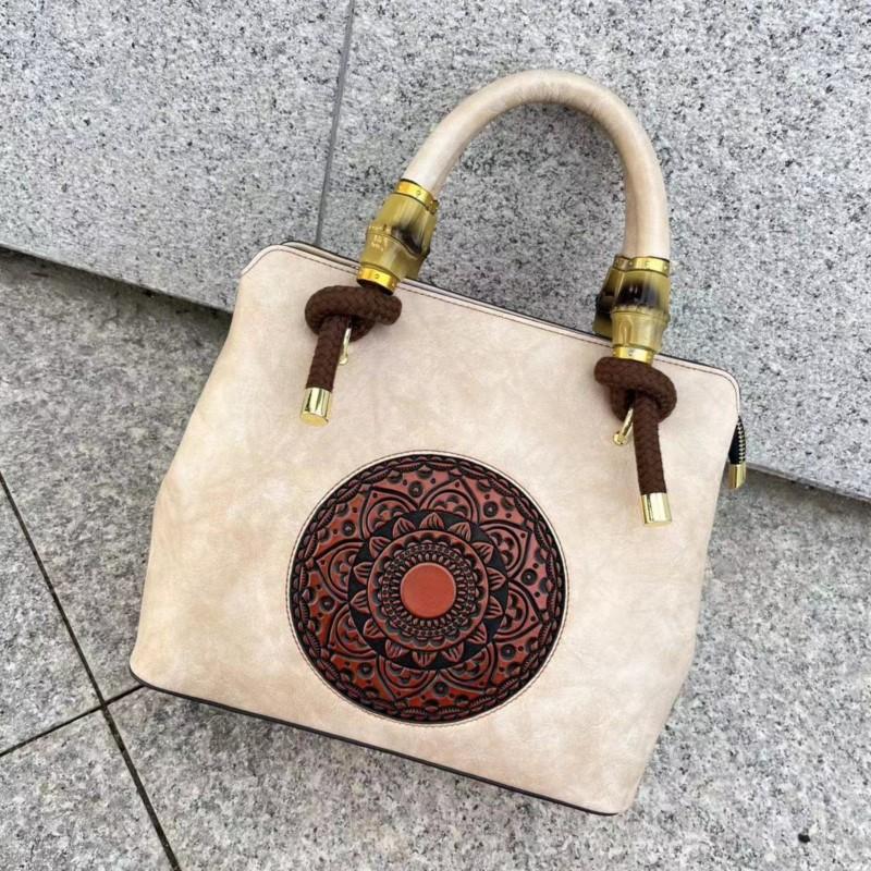 Johnature Розкішні сумки в стилі ретро Жіночі сумки Дизайнерські сумки на плече з тисненням ручної роботи Повсякденна жіноча шкіряна сумка бежевий
Johnature Розкішні сумки в стилі ретро Жіночі сумки Дизайнерські сумки на плече з тисненням ручної роботи Повсякденна жіноча шкіряна сумка бежевий