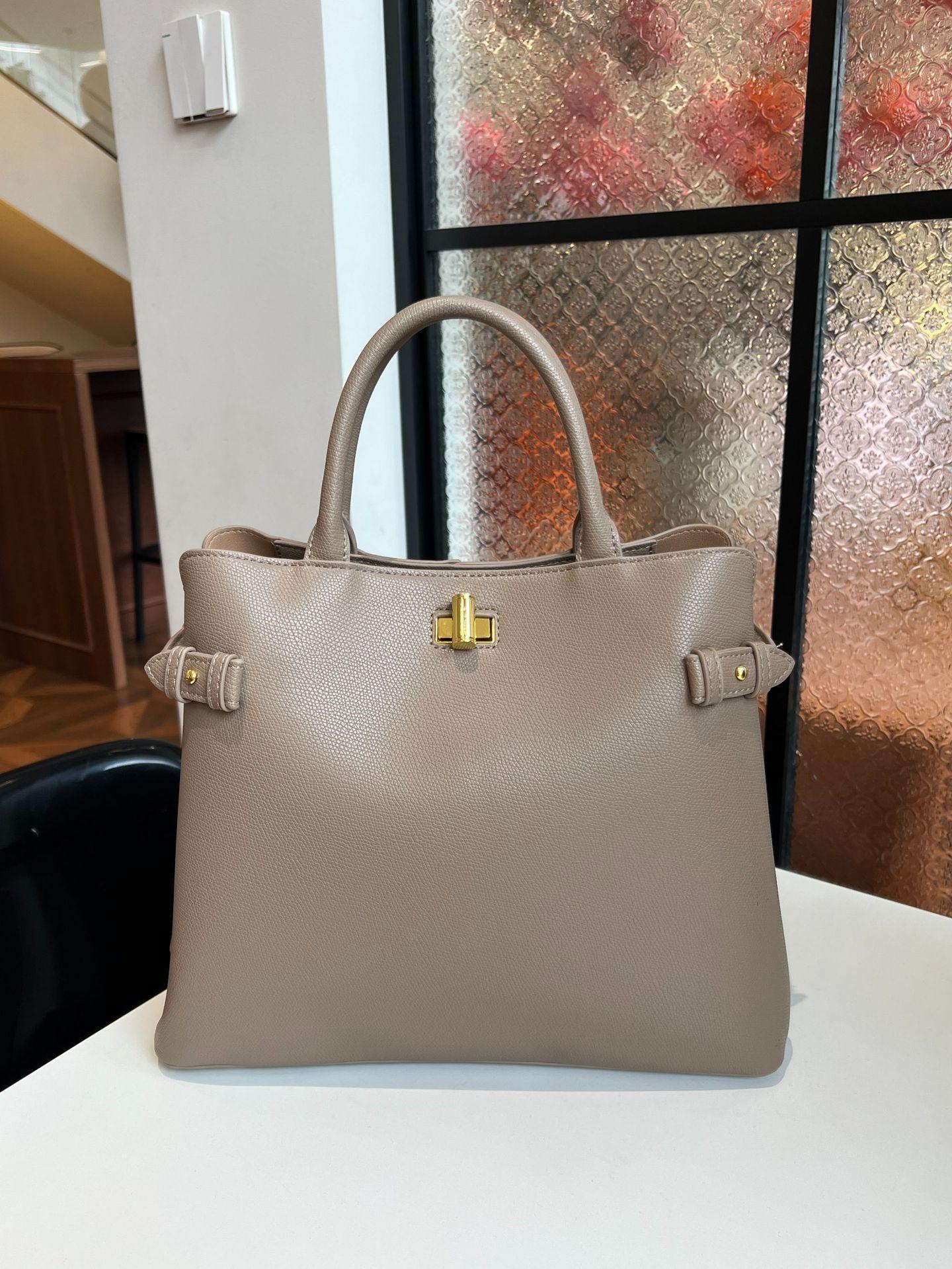 Women s tote bag fashion high sense large capacity bag soft leather commuter women s bag multi compartment handbag women
Women s tote bag fashion high sense large capacity bag soft leather commuter women s bag multi compartment handbag women