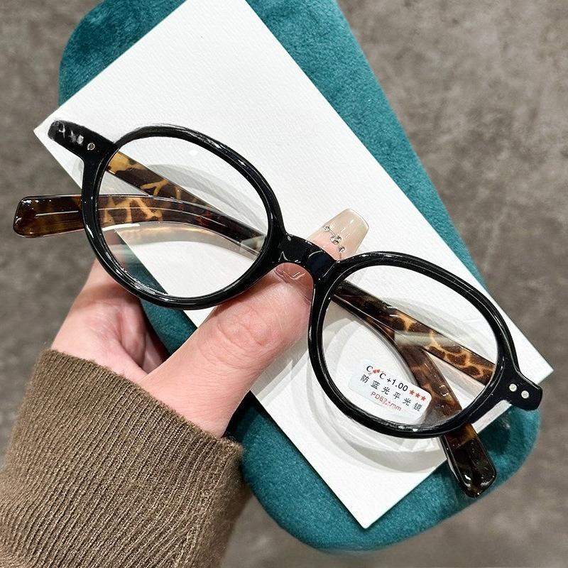 Fashion Oval Frame Reading Glasses with Anti Blue Light Small Frame Ultra Light Retro Reading Glasses High-definition 1
Fashion Oval Frame Reading Glasses with Anti Blue Light Small Frame Ultra Light Retro Reading Glasses High-definition 1