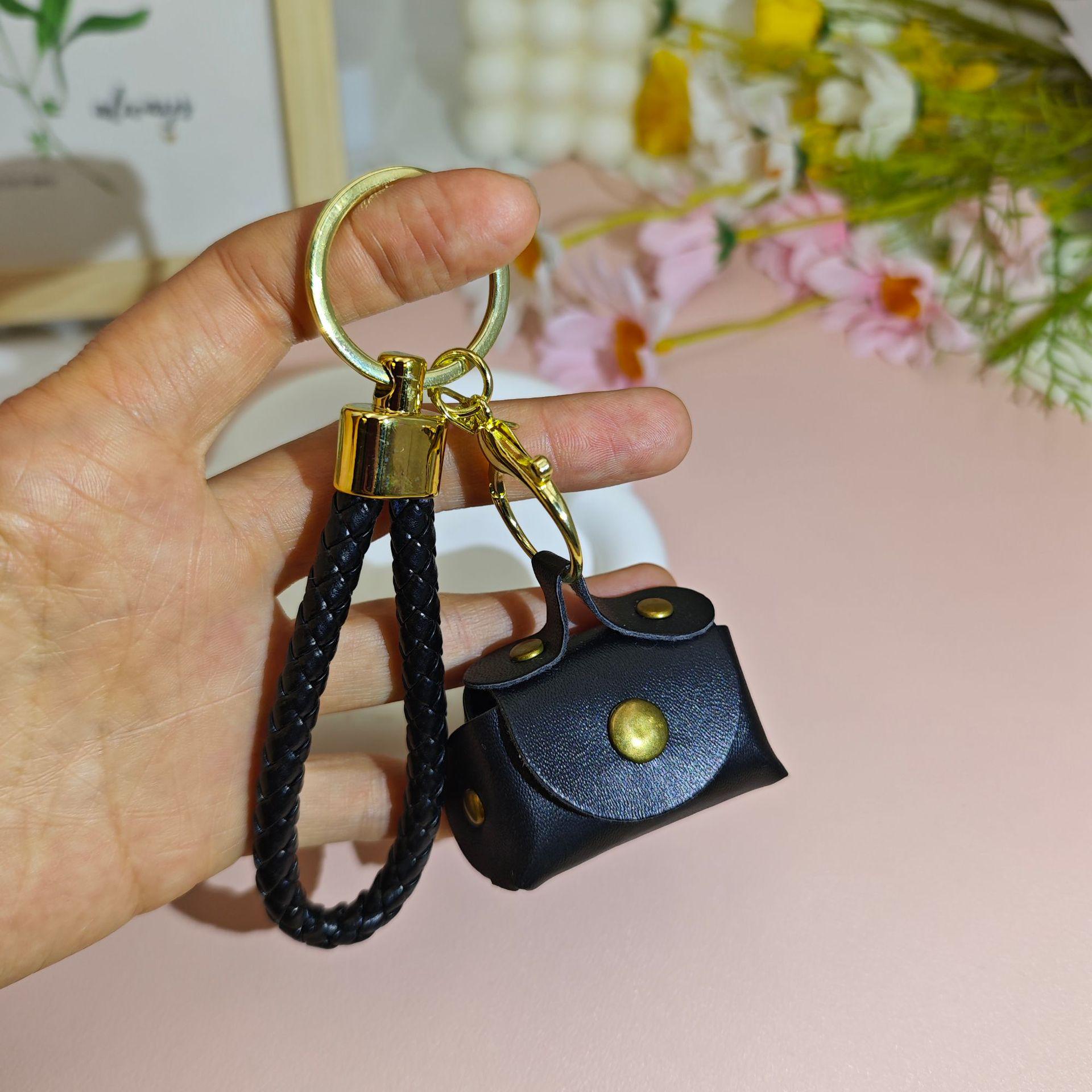 Mini PU Leather Coin & Earphone Pouch Keychain – Trendy Niche Gift чорний
Mini PU Leather Coin & Earphone Pouch Keychain – Trendy Niche Gift чорний