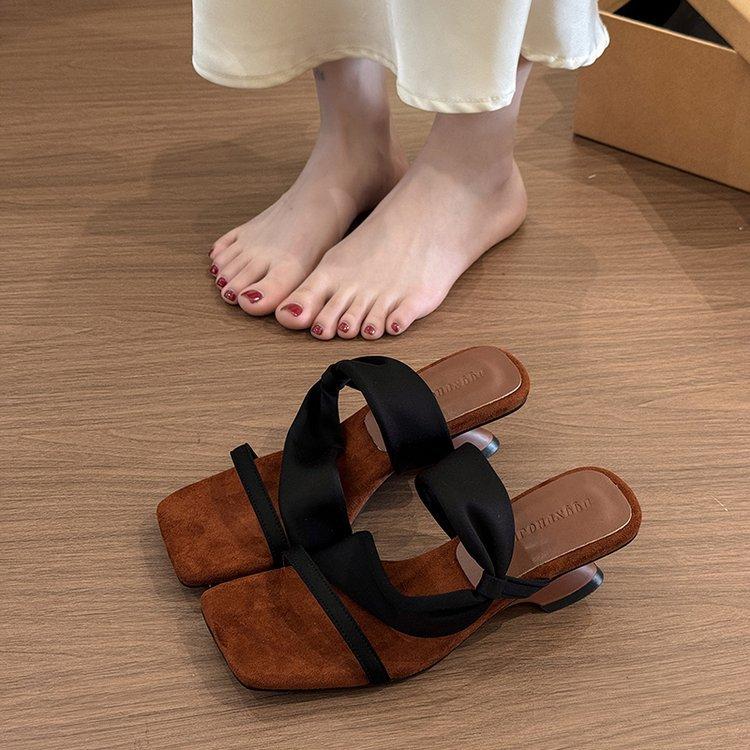 Color matching slope heel retro Spice Girl style slippers~ square head suede one-word slippers female summer and Korean version open-toed high-h 35
Color matching slope heel retro Spice Girl style slippers~ square head suede one-word slippers female summer and Korean version open-toed high-h 35