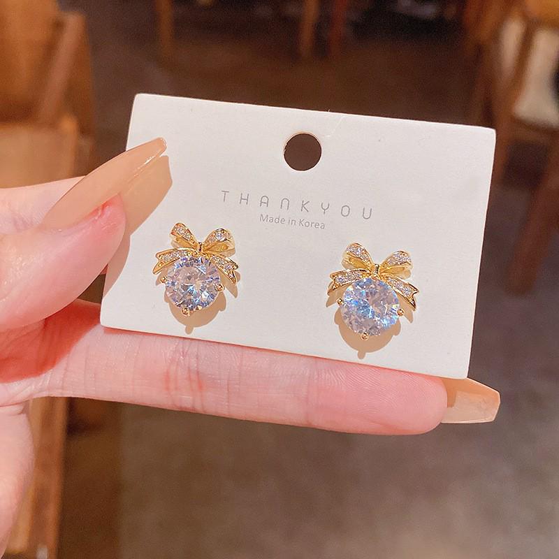 Серьги-пусеты из серебра 925 пробы с цирконом в виде бантика - Модный корейский стиль, Супер блестящие и стильные
Серьги-пусеты из серебра 925 пробы с цирконом в виде бантика - Модный корейский стиль, Супер блестящие и стильные