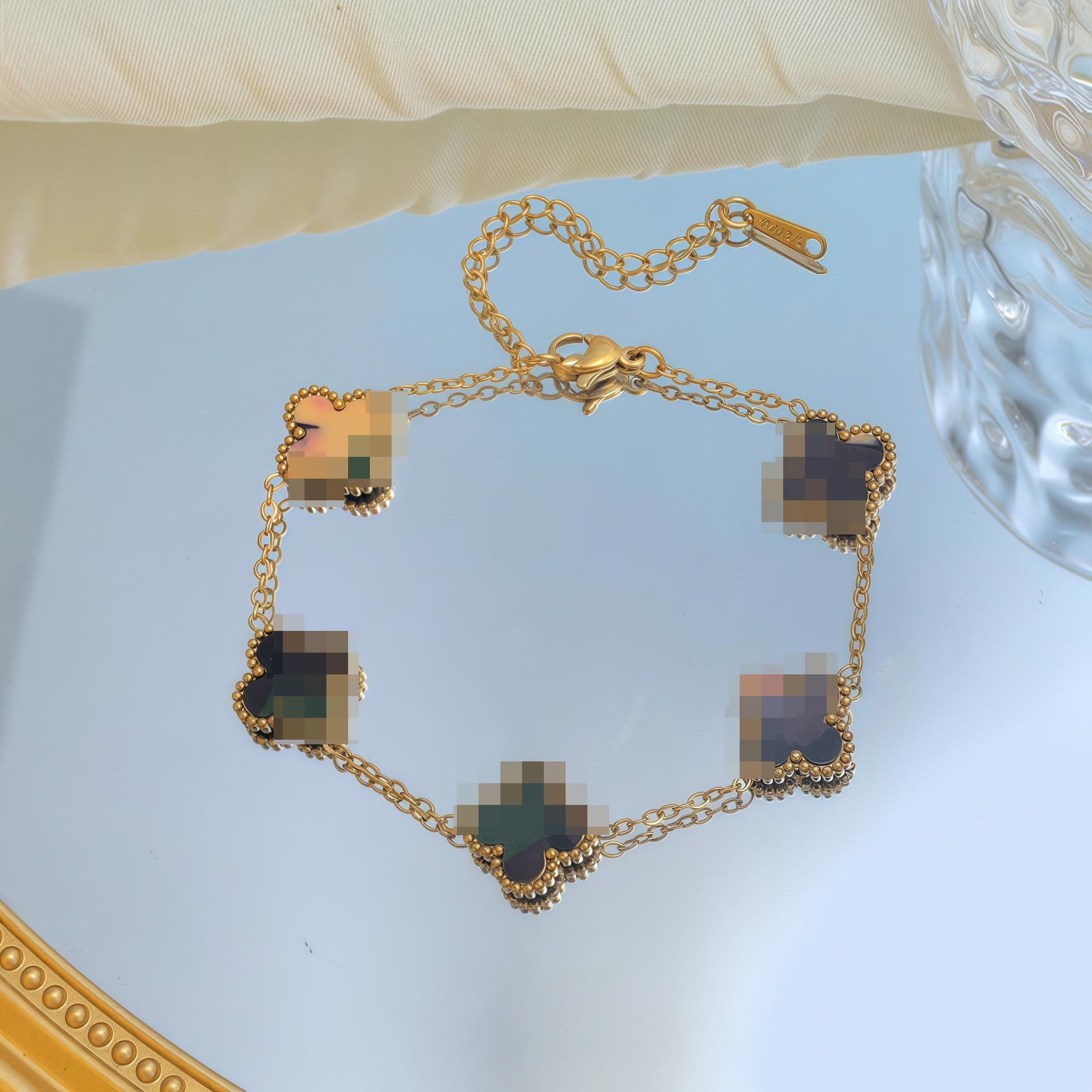 Браслет з титанової сталі з двостороннім щасливим конюшиною 18K золота, жіноча мода, не тьмяніє, універсальний, 13 мм.
Браслет з титанової сталі з двостороннім щасливим конюшиною 18K золота, жіноча мода, не тьмяніє, універсальний, 13 мм.
