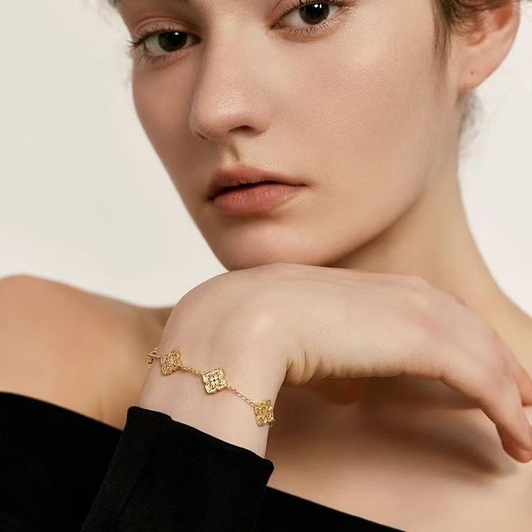 Flourishing Gold Store: Classic Four-Leaf Clover Bracelet - Light Luxury, Unique Retro Design, Versatile Women s Accessory
Flourishing Gold Store: Classic Four-Leaf Clover Bracelet - Light Luxury, Unique Retro Design, Versatile Women s Accessory
