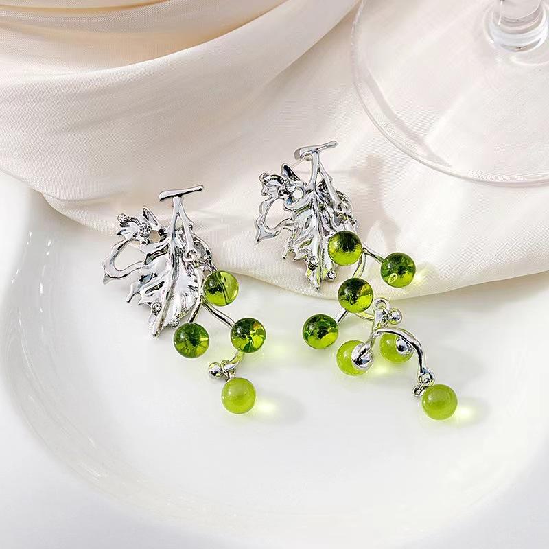 Unique personality green grape stud earrings, small fresh and sweet temperament simple fashion earrings women зелёный
Unique personality green grape stud earrings, small fresh and sweet temperament simple fashion earrings women зелёный
